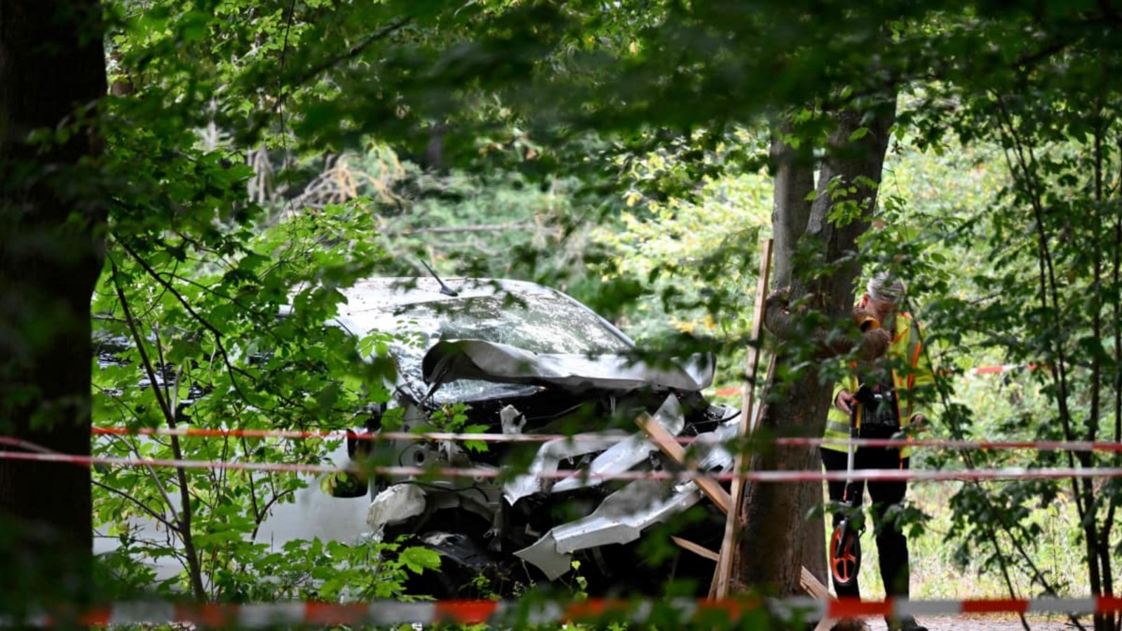 Zerstörtes Auto im Berliner Tiergarten: Bei einem mutmaßlichen Anschlag beim CSD ist eine Frau ums Leben gekommen, mehrere Menschen wurden verletzt.RALF HIRSCHBERGER/afp Zerstörtes Auto im Berliner Tiergarten: Bei einem mutmaßlichen Anschlag beim CSD ist eine Frau ums Leben gekommen, mehrere Menschen wurden verletzt.RALF HIRSCHBERGER/afp