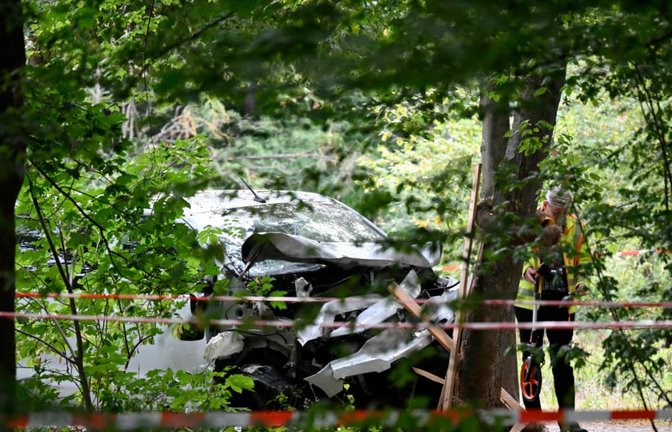 Zerstörtes Auto im Berliner Tiergarten: Bei einem mutmaßlichen Anschlag beim CSD ist eine Frau ums Leben gekommen, mehrere Menschen wurden verletzt.<span class='image-autor'>RALF HIRSCHBERGER/afp</span>
