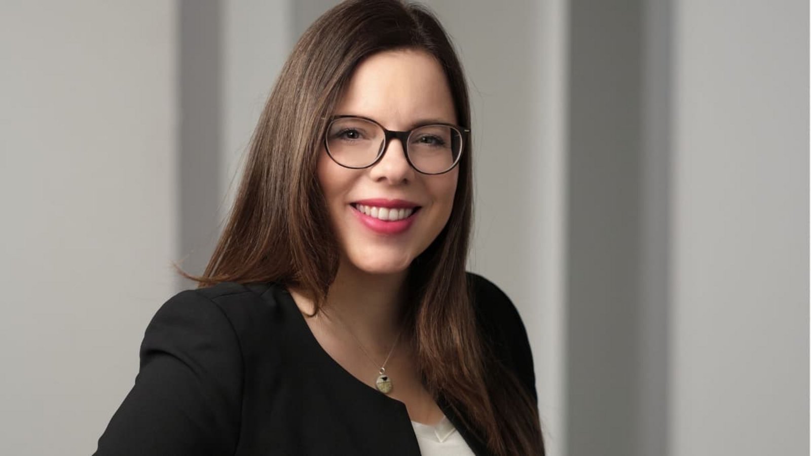 Regierungschef Özdemir beruft Ministerialdirektorin Leonie Dirks aus dem Sozialministerium zur neuen Chefin der Staatskanzlei.Somi