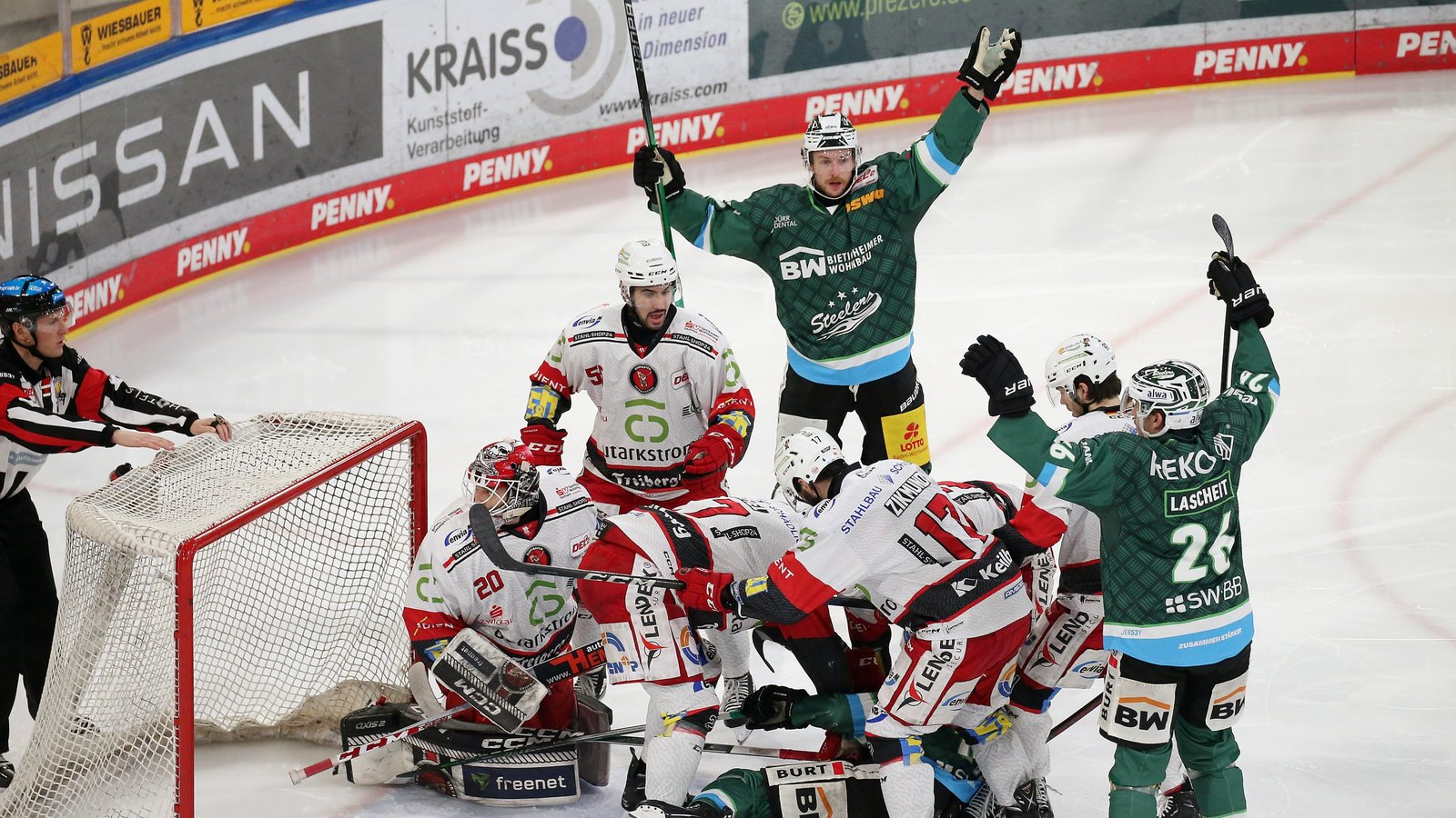Nur einmal dürfen die Akteure der Bietigheim Steelers (grünes Trikot) im Heimspiel gegen Crimmitschau jubeln. Foto: Baumann