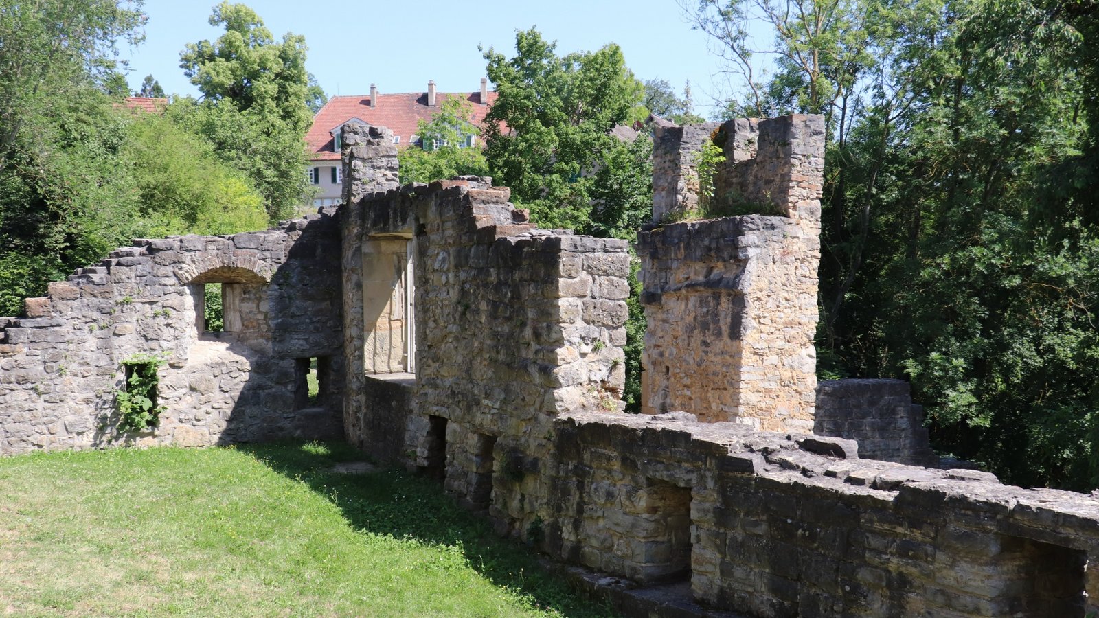 In Sichtweite der Festung wurde ein Schloss samt Gutshof errichtet.