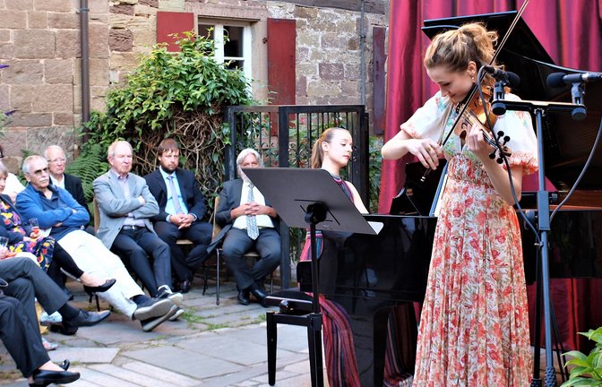 Marina Müllerperth (Klavier) und Xenia Geugelin (Violine) erinnerten an zum Teil fast vergessene Komponistinnen.  <span class='image-autor'>Foto: Filitz</span>