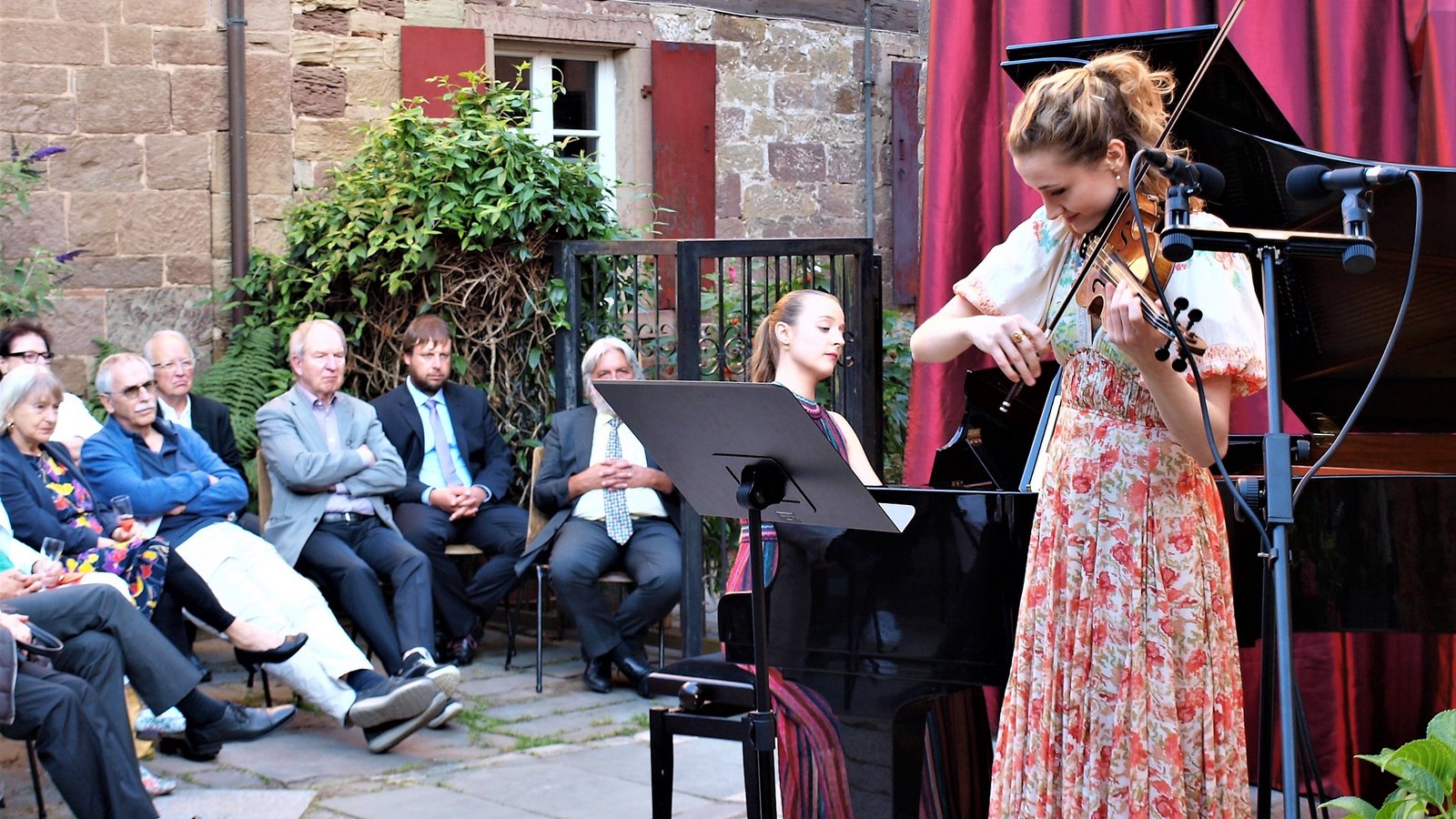 Marina Müllerperth (Klavier) und Xenia Geugelin (Violine) erinnerten an zum Teil fast vergessene Komponistinnen. Foto: Filitz Marina Müllerperth (Klavier) und Xenia Geugelin (Violine) erinnerten an zum Teil fast vergessene Komponistinnen. Foto: Filitz