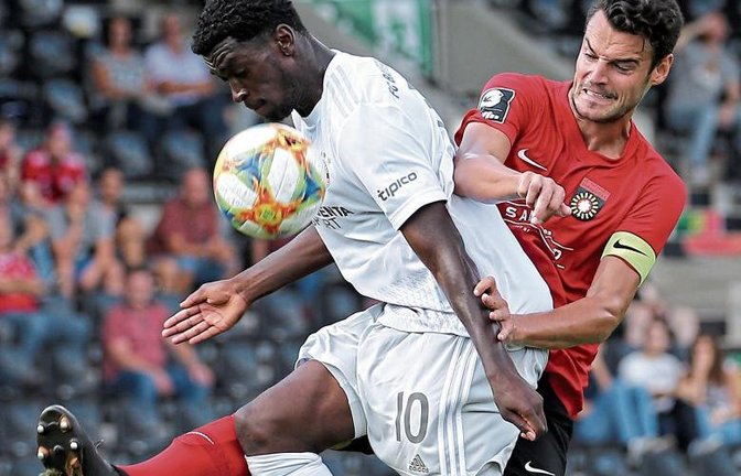 Dass es im Fußball bei Zweikämpfen immer wieder zu engem Körperkontakt wie hier zwischen Sonnenhof-Kapitän Julian Leist (hinten) und Kwasi Okyere Wriedt vom FC Bayern München II kommt, sieht der SG-Vorsitzende Andreas Benignus kritisch. Foto: Baumann