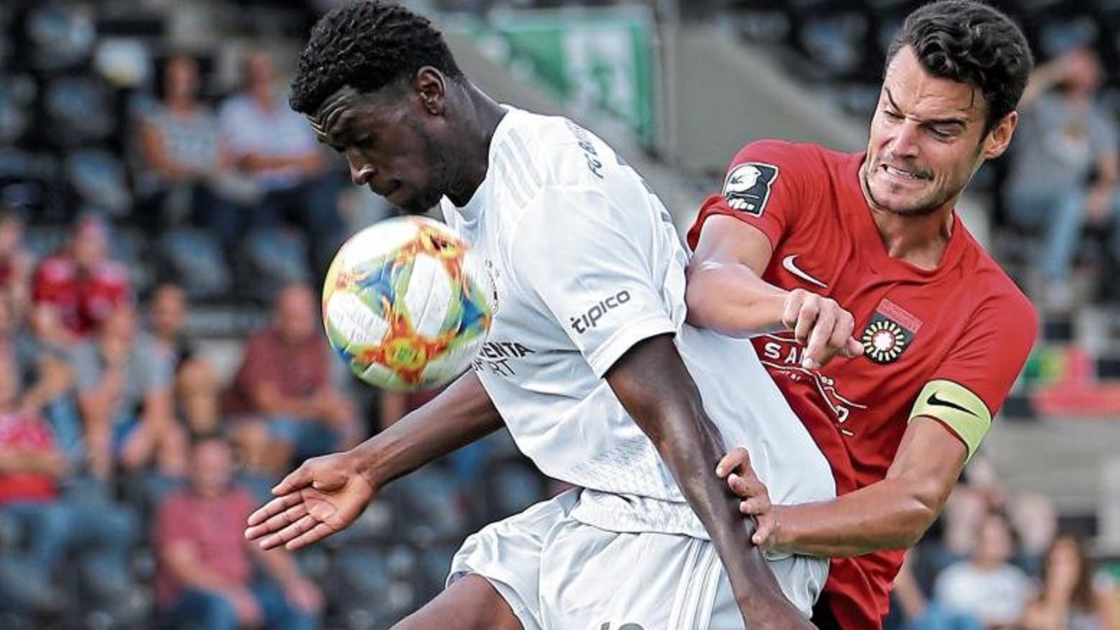 Dass es im Fußball bei Zweikämpfen immer wieder zu engem Körperkontakt wie hier zwischen Sonnenhof-Kapitän Julian Leist (hinten) und Kwasi Okyere Wriedt vom FC Bayern München II kommt, sieht der SG-Vorsitzende Andreas Benignus kritisch. Foto: Baumann Dass es im Fußball bei Zweikämpfen immer wieder zu engem Körperkontakt wie hier zwischen Sonnenhof-Kapitän Julian Leist (hinten) und Kwasi Okyere Wriedt vom FC Bayern München II kommt, sieht der SG-Vorsitzende Andreas Benignus kritisch. Foto: Baumann