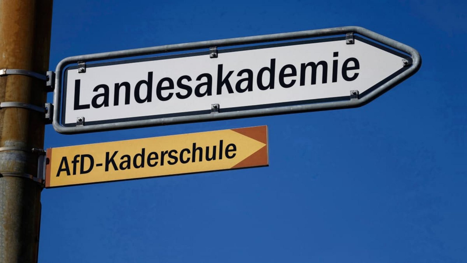 Wegweiser zur Landesakademie und AfD-Kaderschule (Fotomontage).Imago/Steinach