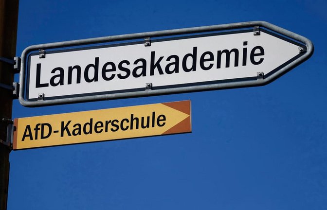 Wegweiser zur Landesakademie und AfD-Kaderschule (Fotomontage).<span class='image-autor'>Imago/Steinach</span>
