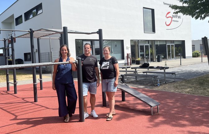 Die Lehrerinnen Verena Gebre und Nicole Wiesa mit Christoph Heimann vom Sportpark.  <span class='image-autor'>Foto: Glemser</span>