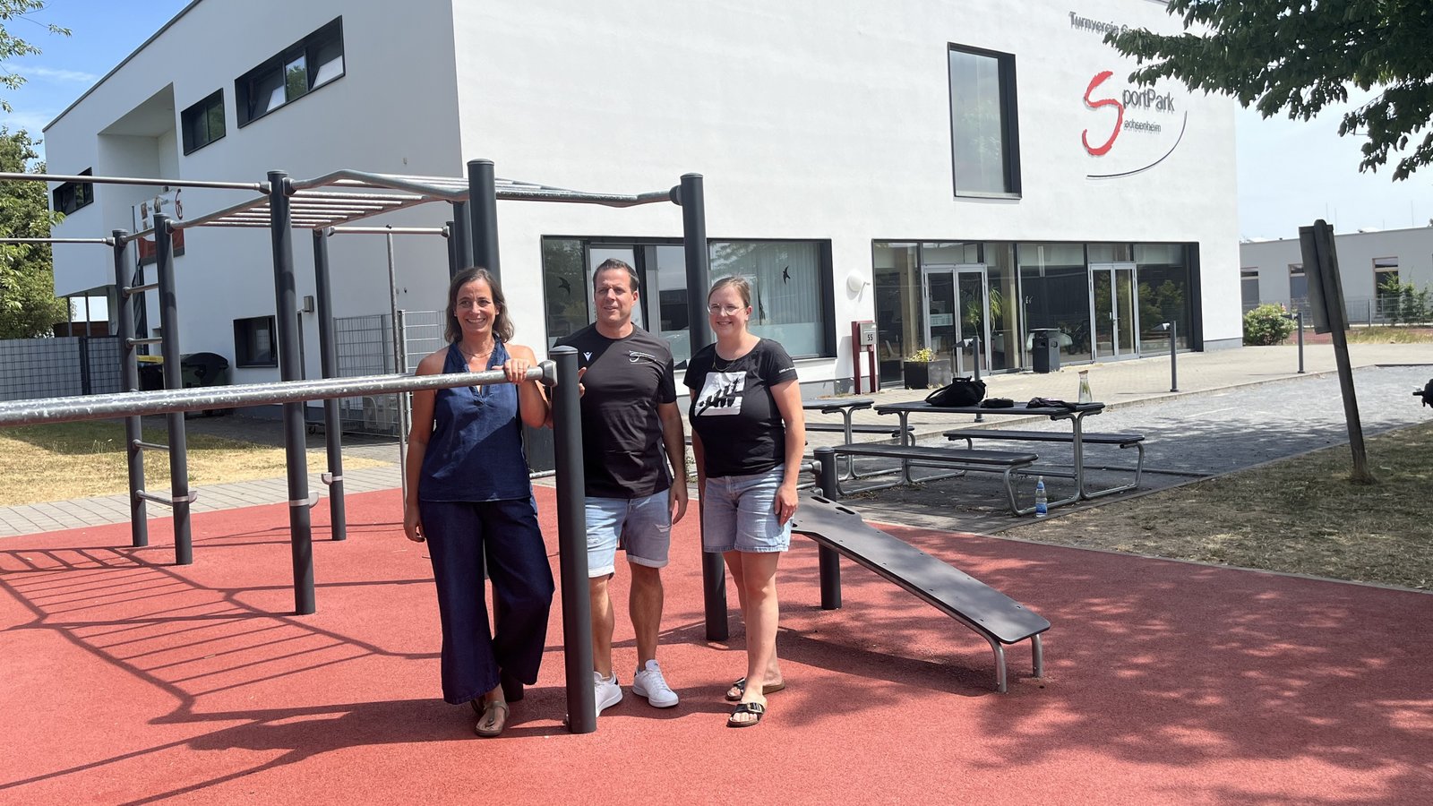 Die Lehrerinnen Verena Gebre und Nicole Wiesa mit Christoph Heimann vom Sportpark.  Foto: Glemser