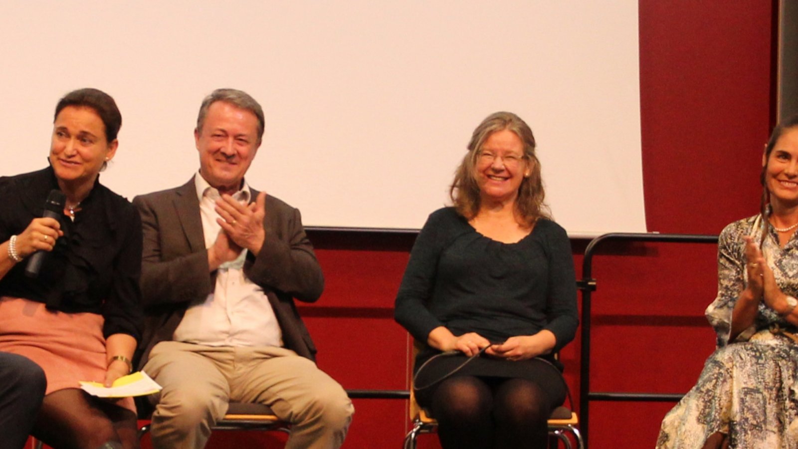 Gäste beim Festakt – von links: Jan Schmidt-Daenecke (stellvertretender Schulleiter), Winfried Abicht (Bürgermeister), Henk van Sorge (Partnerschule Niederlande), Isabelle Leist (Lehrerin), Prof. Dr. Wolfgang Stock (VEBS-Generalsekretär), Anita Richter (Lehrerin), Esther Dürrstein (Gesamtelternvertreterin), Daniel Haug (ehemaliger Schüler), Tim-Joel Schwarz (Schüler). Foto: p