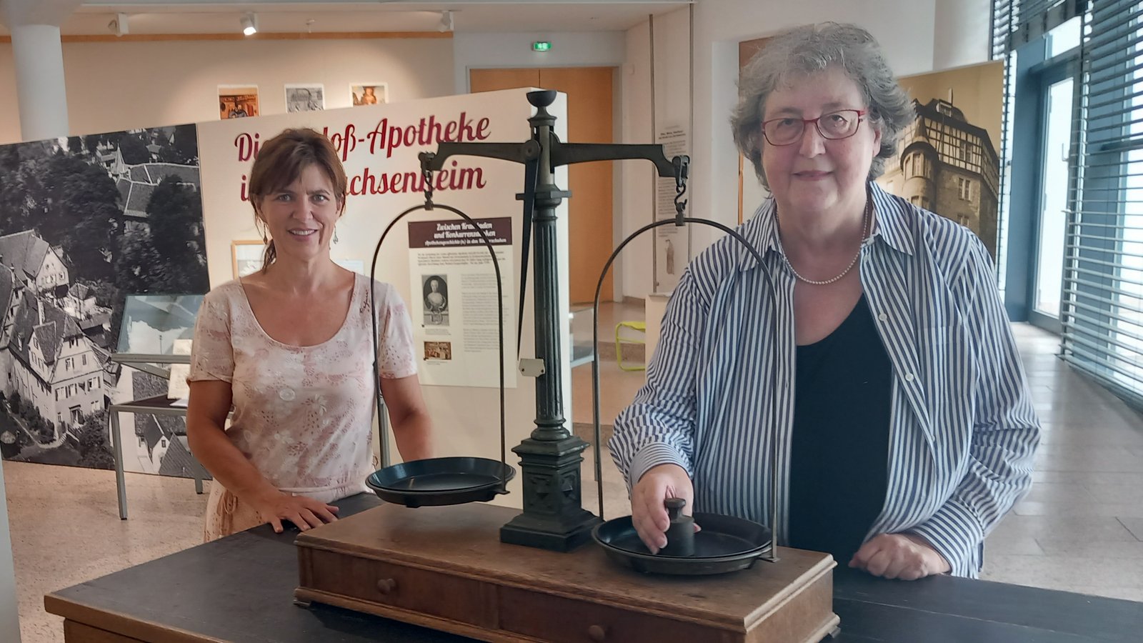 Museumsleiterin Dr. Claudia Papp (links) und Hobbyhistorikerin Martine Strobel demonstrieren eine historische Waage in der neuen Ausstellung über die Apothekengeschichte in Sachsenheim. Foto: Glemser Museumsleiterin Dr. Claudia Papp (links) und Hobbyhistorikerin Martine Strobel demonstrieren eine historische Waage in der neuen Ausstellung über die Apothekengeschichte in Sachsenheim. Foto: Glemser