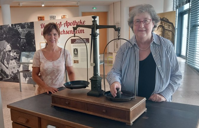 Museumsleiterin Dr. Claudia Papp (links) und Hobbyhistorikerin Martine Strobel demonstrieren eine historische Waage in der neuen Ausstellung über die Apothekengeschichte in Sachsenheim.  <span class='image-autor'>Foto: Glemser</span>