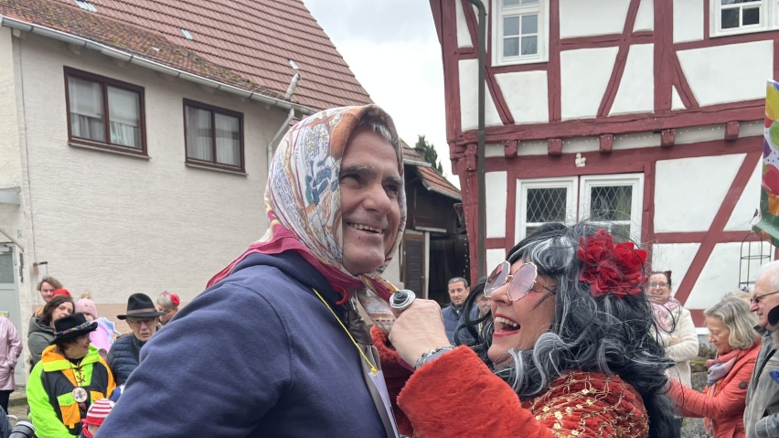 Weiberfasnet in Häfnerhaslach mit Bürgermeister Holger Albrich und Claudi Hirsch. Foto: Glemser