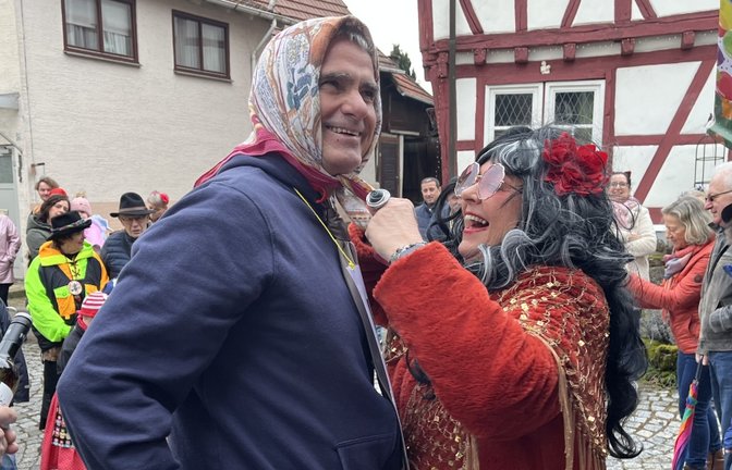 Weiberfasnet in Häfnerhaslach mit Bürgermeister Holger Albrich und Claudi Hirsch. Foto: Glemser
