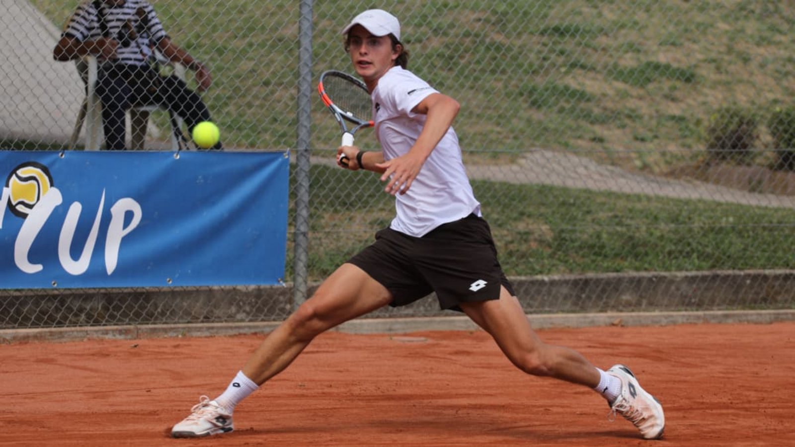 Der Jugend-Cup als Sprungbrett: Emilio Camacho zählt zu den besten Tennis-Spielern aus Ecuador - der 17-Jährige will es bis in die Weltspitze schaffen.Andreas Gorr Der Jugend-Cup als Sprungbrett: Emilio Camacho zählt zu den besten Tennis-Spielern aus Ecuador - der 17-Jährige will es bis in die Weltspitze schaffen.Andreas Gorr