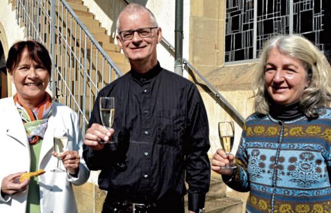 Siegfried Mangold mit Ehefrau Andrea (links) und Pfarrerrin Sigrid Telian (rechts) beim Ständerling zum Abschied des Kirchenmusikers.  Foto: Stahlfeld