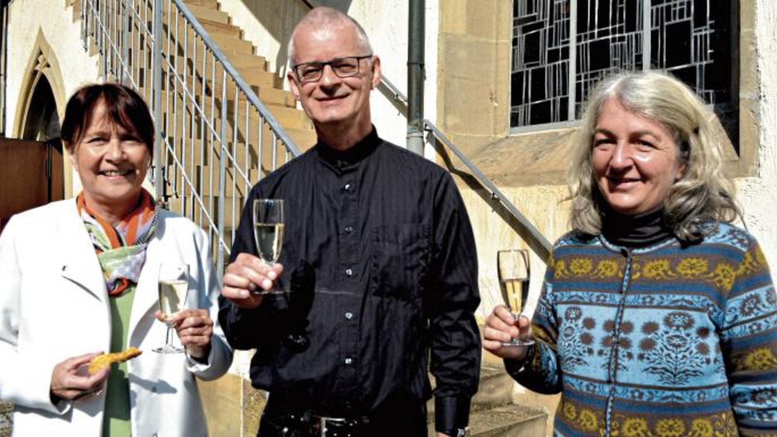 Siegfried Mangold mit Ehefrau Andrea (links) und Pfarrerrin Sigrid Telian (rechts) beim Ständerling zum Abschied des Kirchenmusikers. Foto: Stahlfeld Siegfried Mangold mit Ehefrau Andrea (links) und Pfarrerrin Sigrid Telian (rechts) beim Ständerling zum Abschied des Kirchenmusikers. Foto: Stahlfeld