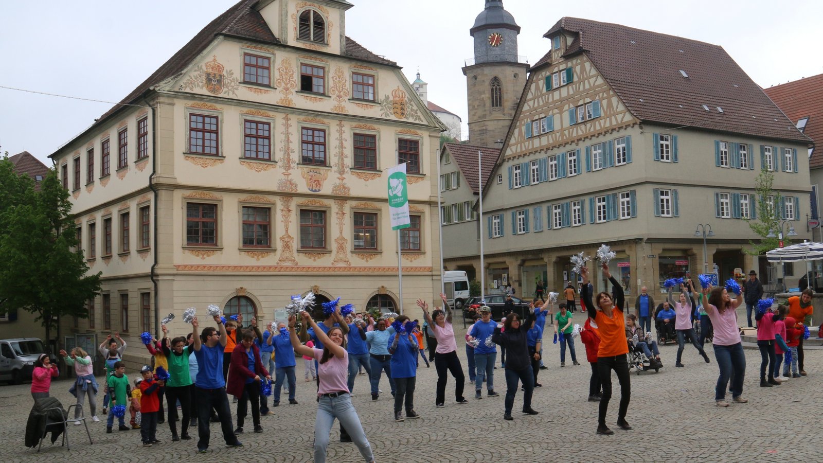 Flashmob der Lebenshilfe Vaihingen-Mühlacker auf dem Vaihinger Marktplatz mit einem Tanz, bei dem jeder mitmachen konnte.  Fotos: Rücker
