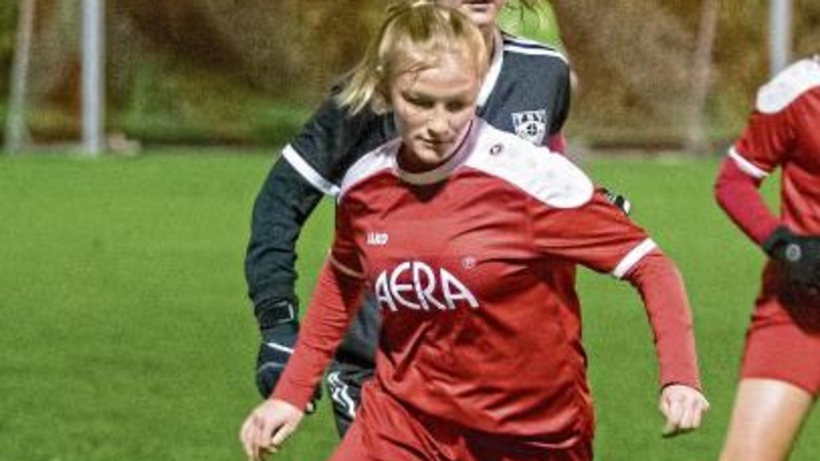 Alani Tiefenbach (vorne) hatte gegen Ottmarsheim kaum Raum zum Spielen. Foto: Bürkle Alani Tiefenbach (vorne) hatte gegen Ottmarsheim kaum Raum zum Spielen. Foto: Bürkle