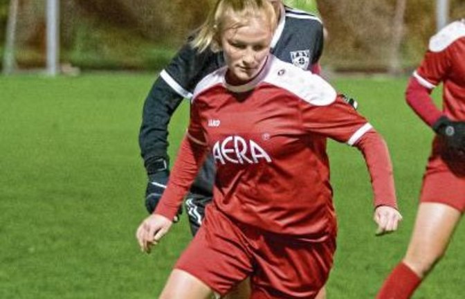 Alani Tiefenbach (vorne) hatte gegen Ottmarsheim kaum Raum zum Spielen.  Foto: Bürkle