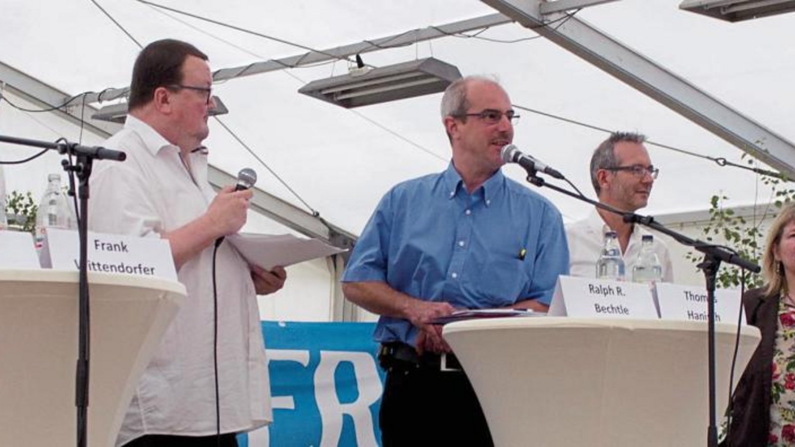 VKZ-Redaktionsleiter Uwe Bögel (Dritter von links) befragt im Zelt beim Inselfest die Kandidaten – von links – Beate Fetzer, Frank Wittendorfer, Ralph Bechtle, Thomas Hanisch, Ulrike Sturm und Ulrich Raisch. Foto: Friedrich VKZ-Redaktionsleiter Uwe Bögel (Dritter von links) befragt im Zelt beim Inselfest die Kandidaten – von links – Beate Fetzer, Frank Wittendorfer, Ralph Bechtle, Thomas Hanisch, Ulrike Sturm und Ulrich Raisch. Foto: Friedrich