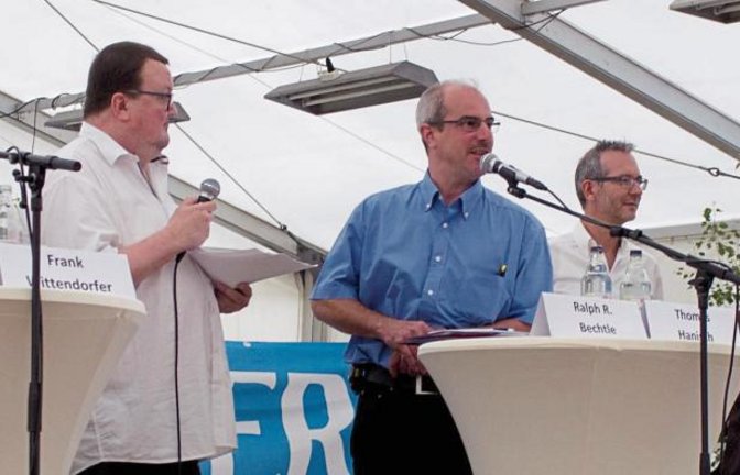 VKZ-Redaktionsleiter Uwe Bögel (Dritter von links) befragt im Zelt beim Inselfest die Kandidaten – von links – Beate Fetzer, Frank Wittendorfer, Ralph Bechtle, Thomas Hanisch, Ulrike Sturm und Ulrich Raisch. Foto: Friedrich