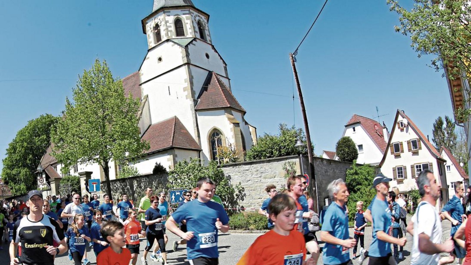 Mehrere Hundert Läufer, die rund um die Cyriakuskirche um die für sie beste Zeit kämpfen, wird es in diesem Jahr vorerst nicht geben. Foto: Küppers Mehrere Hundert Läufer, die rund um die Cyriakuskirche um die für sie beste Zeit kämpfen, wird es in diesem Jahr vorerst nicht geben. Foto: Küppers