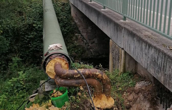 An der Metterbrücke bei der Wachtkopfhalle befindet sich eine der Baustellen. Gut zu sehen sind die beiden Stahlrohre und der sie umgebende Dämmstoff.  <span class='image-autor'>Foto: Banholzer</span>