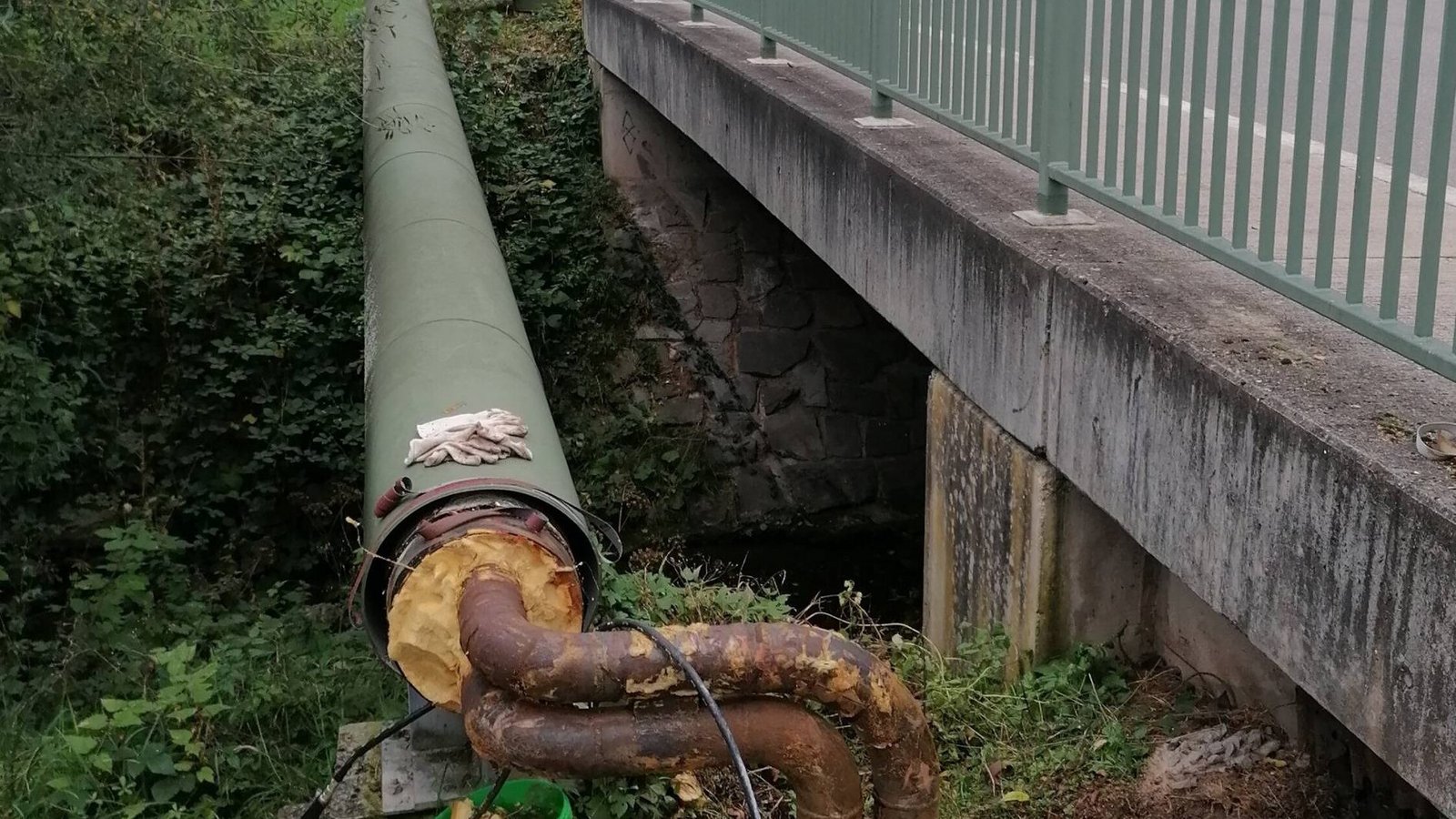 An der Metterbrücke bei der Wachtkopfhalle befindet sich eine der Baustellen. Gut zu sehen sind die beiden Stahlrohre und der sie umgebende Dämmstoff.  Foto: Banholzer