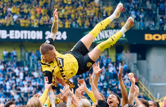 Dortmunds Marco Reus wird nach dem Spiel von seinen Mitspielern gefeiert.<span class='image-autor'>Foto: Bernd Thissen/dpa</span>