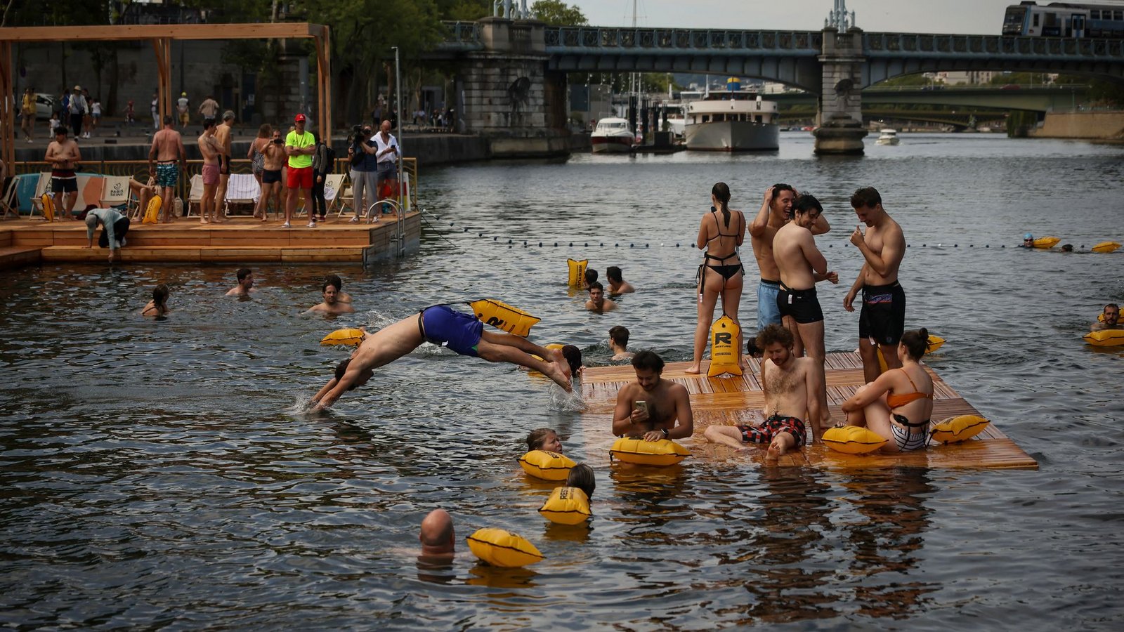 Wegen der regen Nachfrage bleiben zwei der Freibäder in der Seine bis in den September hinein geöffnet. (Archivbild)Foto: Thomas Padilla/AP/dpa Wegen der regen Nachfrage bleiben zwei der Freibäder in der Seine bis in den September hinein geöffnet. (Archivbild)Foto: Thomas Padilla/AP/dpa