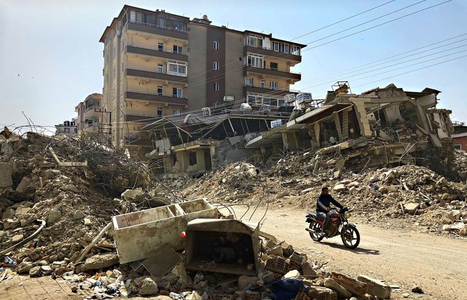 Die Aufräumarbeiten wie hier im  türkischen Grenzort Kirikhan sind längst noch nicht abgeschlossen. Hilfe ist nach wie vor nötig
.<span class='image-autor'>Foto: dpa/Johannes Sadek</span>