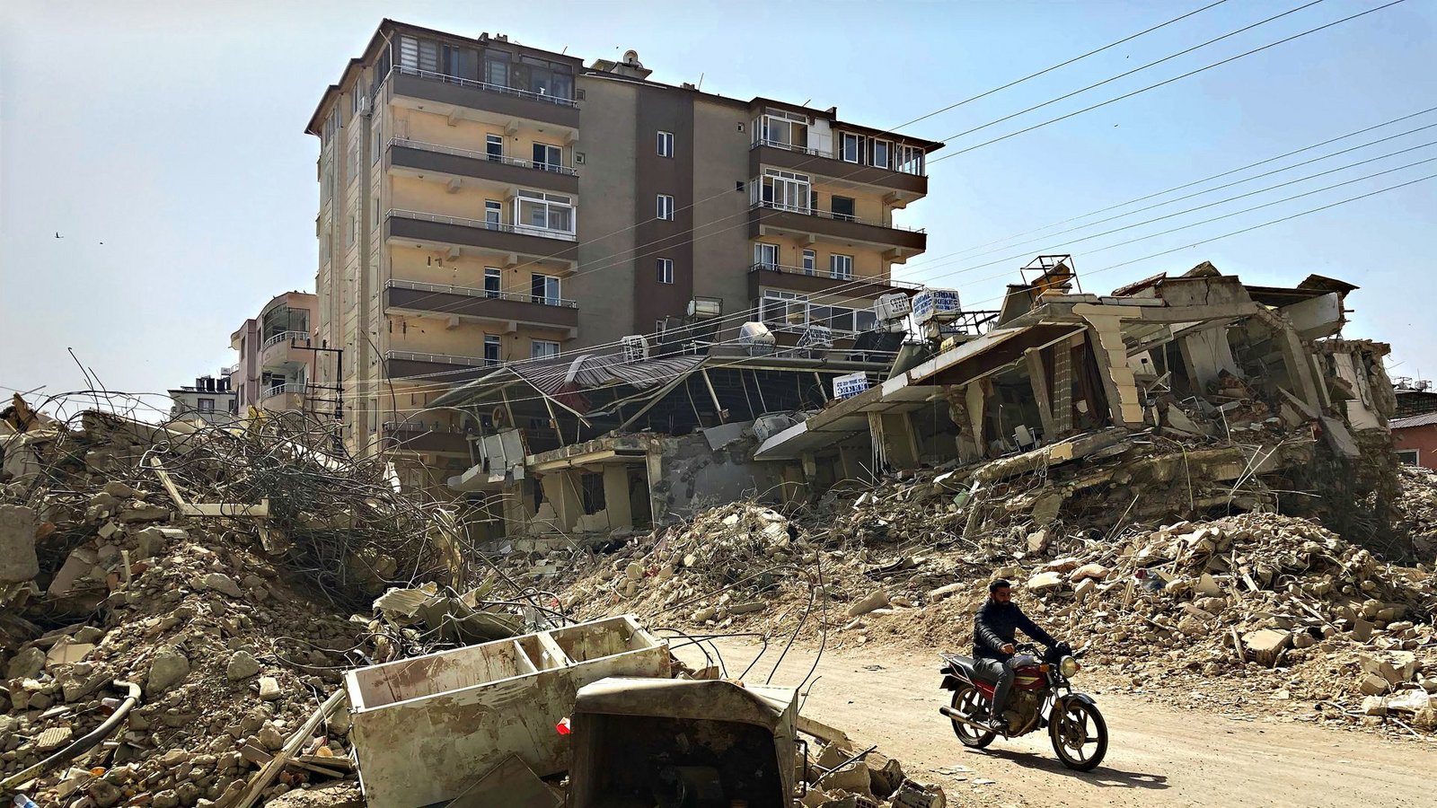 Die Aufräumarbeiten wie hier im türkischen Grenzort Kirikhan sind längst noch nicht abgeschlossen. Hilfe ist nach wie vor nötig
.Foto: dpa/Johannes Sadek Die Aufräumarbeiten wie hier im türkischen Grenzort Kirikhan sind längst noch nicht abgeschlossen. Hilfe ist nach wie vor nötig
.Foto: dpa/Johannes Sadek