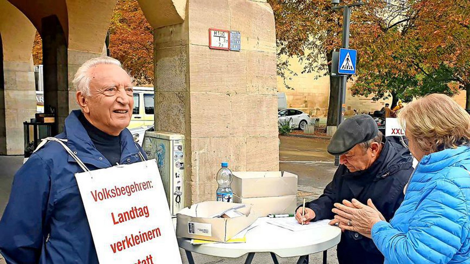 Der Initiator des Volksbegehrens Landtag verkleinern, Dieter Distler, bei der Unterschriftensammlung.Foto: /Andreas Müller Der Initiator des Volksbegehrens Landtag verkleinern, Dieter Distler, bei der Unterschriftensammlung.Foto: /Andreas Müller