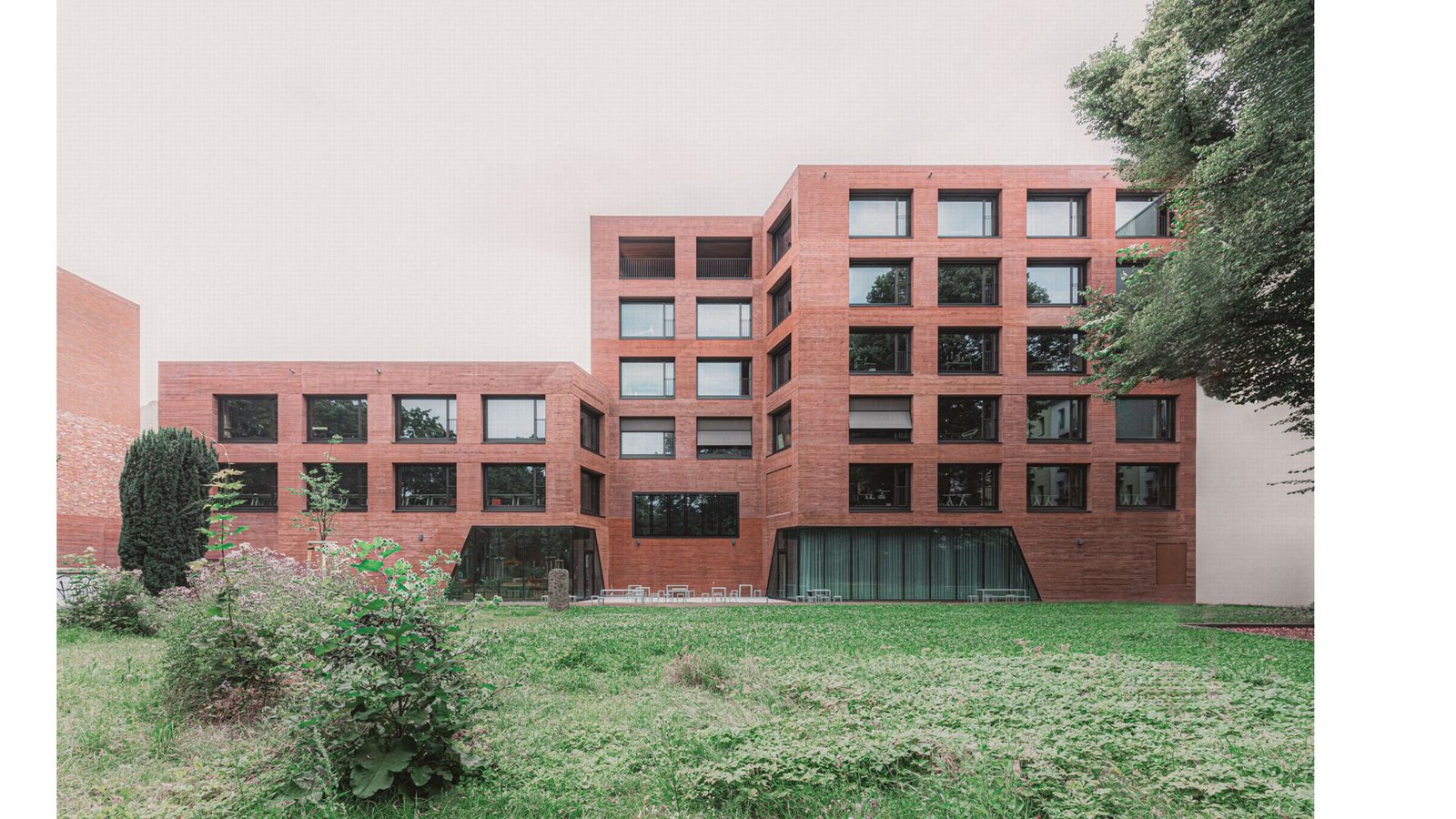 Das Stiftungsensemble Spore in Berlin von AFF Architekten (Berlin). Die Spore Initiative und das Haus für gemeinnützigen Journalismus bilden ein Ensemble für Kultur, Bildung und sozialen Austausch. Die Ziegel- und farbigen Sichtbetonfassaden nehmen Bezug auf die Friedhofsarchitektur und betonen den öffentlichen Charakter des neuen Ensembles gegenüber der hell verputzten Straßenrandbebauung. Das Projekt . . .Foto: Tjark Spille Das Stiftungsensemble Spore in Berlin von AFF Architekten (Berlin). Die Spore Initiative und das Haus für gemeinnützigen Journalismus bilden ein Ensemble für Kultur, Bildung und sozialen Austausch. Die Ziegel- und farbigen Sichtbetonfassaden nehmen Bezug auf die Friedhofsarchitektur und betonen den öffentlichen Charakter des neuen Ensembles gegenüber der hell verputzten Straßenrandbebauung. Das Projekt . . .Foto: Tjark Spille