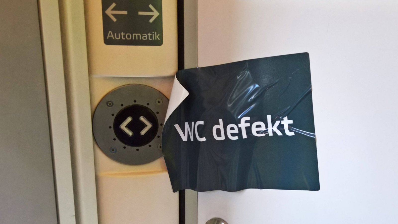 Kein so seltener Fall in deutschen Zügen: Wenn man mal dringend muss, geht plötzlich nichts mehr.Foto: Imago/Manfred Segerer
