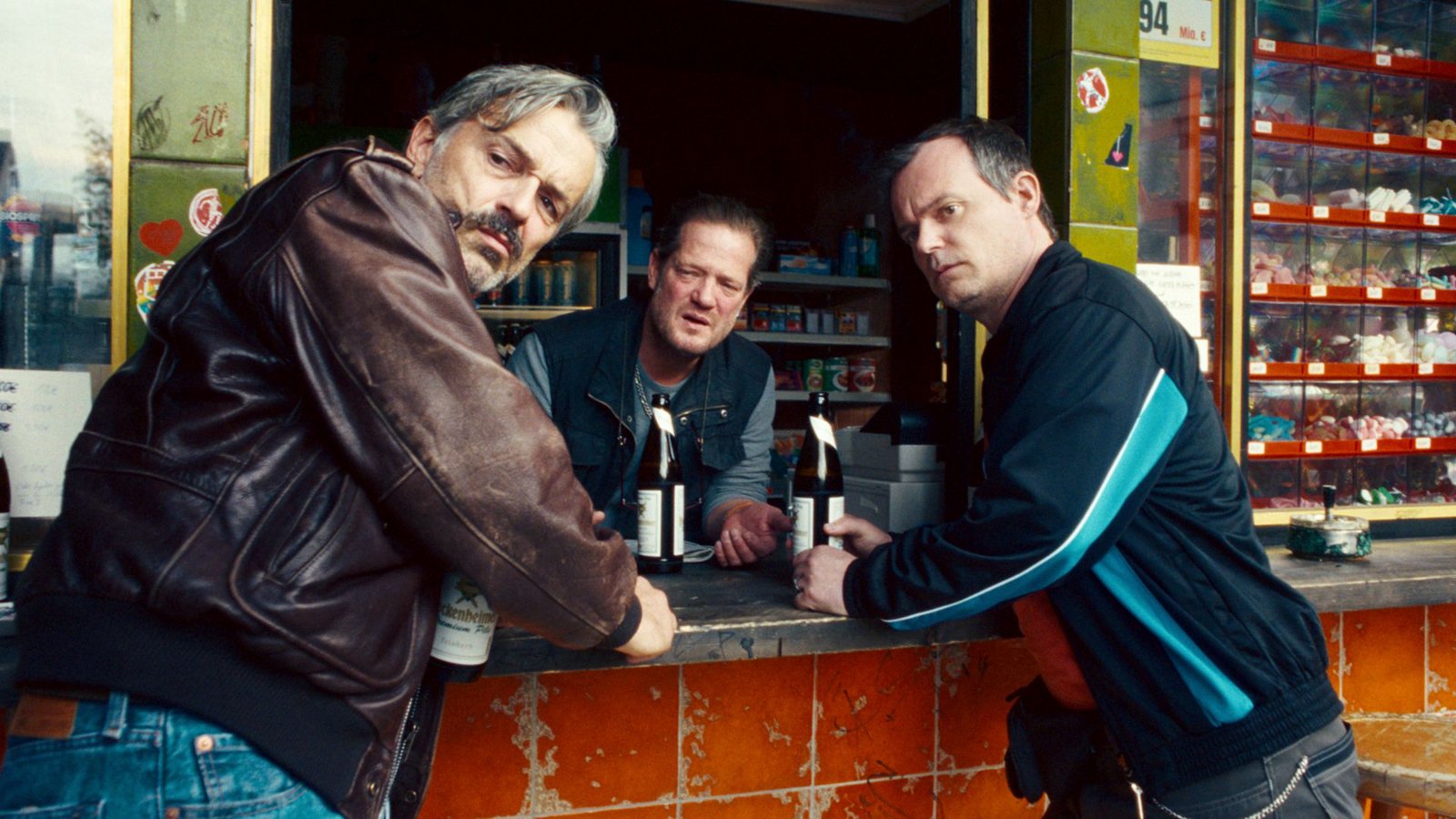Von links: Guido (Alexander Wipprecht), Hajo (Aurel Manthei) und
Thorsten (Johannes Allmayer) an ihrem Stammplatz.
Foto: HR/Bluelaserboys/Triple PicturesFoto: HR/Bluelaserboys/Triple Pictures Von links: Guido (Alexander Wipprecht), Hajo (Aurel Manthei) und
Thorsten (Johannes Allmayer) an ihrem Stammplatz.
Foto: HR/Bluelaserboys/Triple PicturesFoto: HR/Bluelaserboys/Triple Pictures