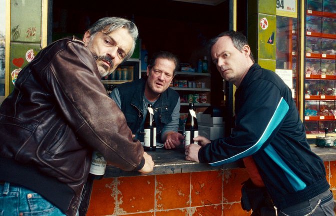 Von links: Guido (Alexander Wipprecht), Hajo (Aurel Manthei) und  



 Thorsten (Johannes Allmayer) an ihrem Stammplatz. 
Foto: HR/Bluelaserboys/Triple Pictures<span class='image-autor'>Foto: HR/Bluelaserboys/Triple Pictures</span>