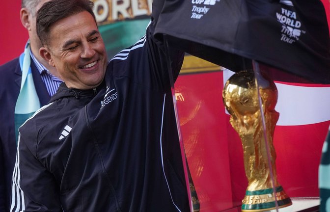 Fabio Cannavaro im April bei einer Tour zur Präsentation des WM-Pokals. 2006 gewann der Italiener die Trophäe.<span class='image-autor'>Foto: IMAGO/ZUMA Press</span>