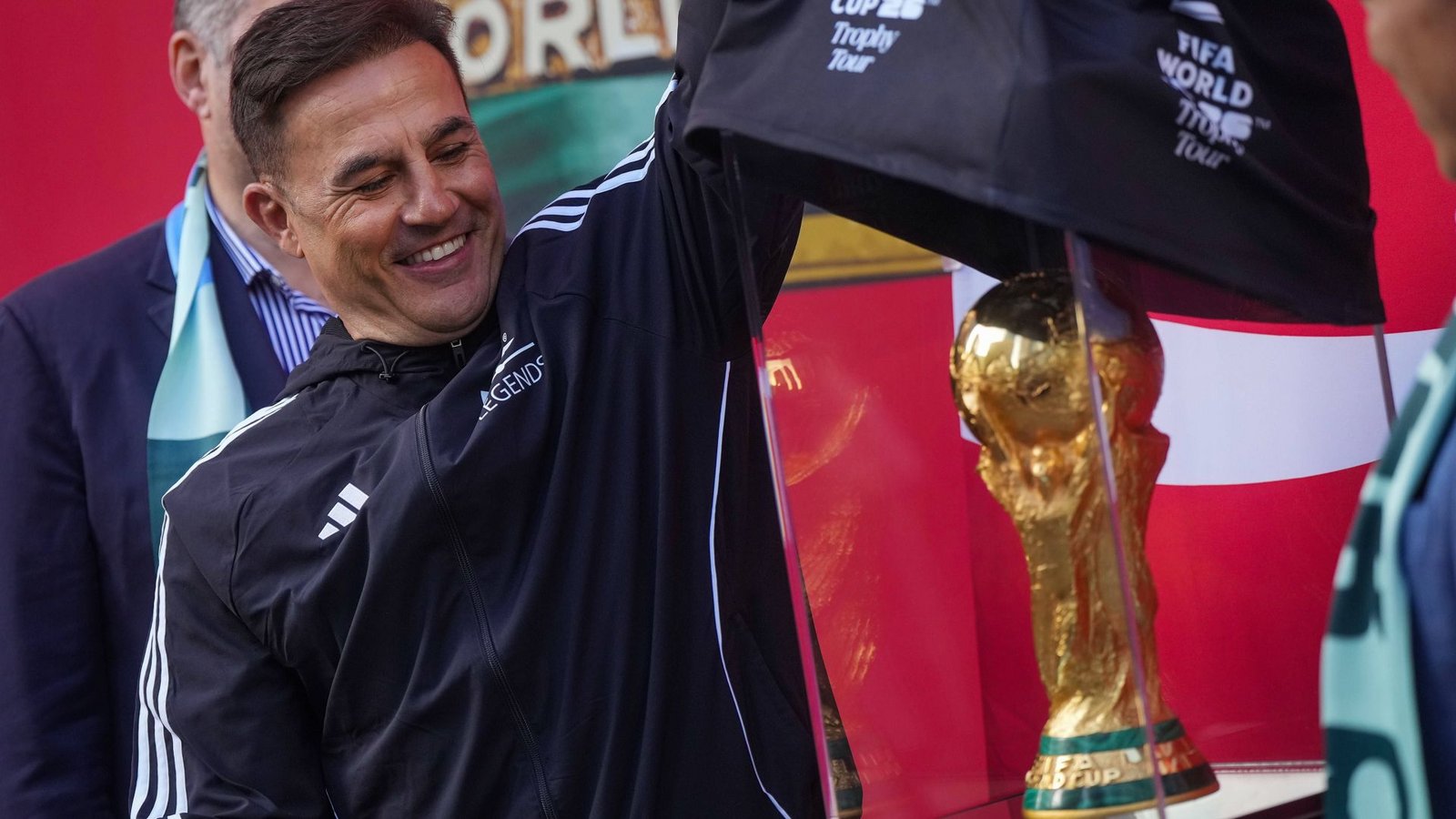 Fabio Cannavaro im April bei einer Tour zur Präsentation des WM-Pokals. 2006 gewann der Italiener die Trophäe.Foto: IMAGO/ZUMA Press