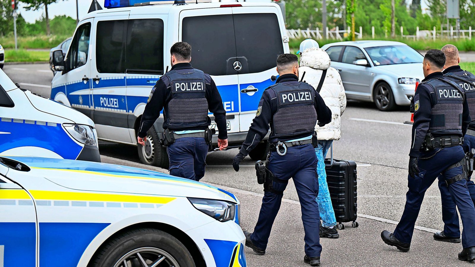 Polizeibeamte weisen einen Mann zurück und begleiten ihn zur französischen Grenze (Archivfoto).Foto: Marius Bulling/onw-images/dpa