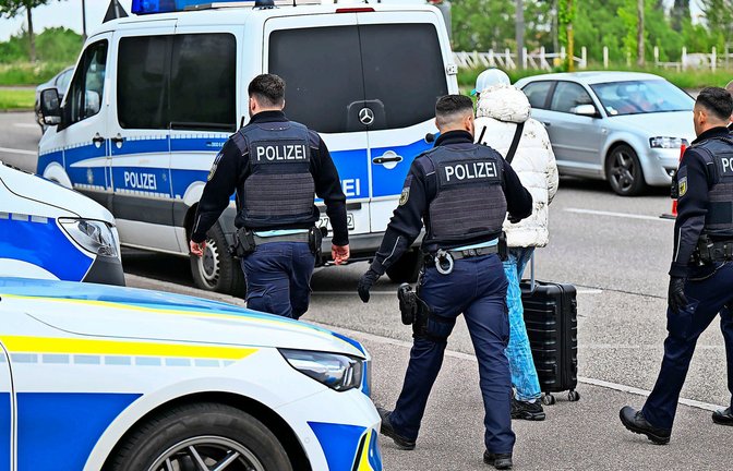 Polizeibeamte weisen einen Mann zurück und begleiten ihn zur französischen Grenze (Archivfoto).<span class='image-autor'>Foto: Marius Bulling/onw-images/dpa</span>