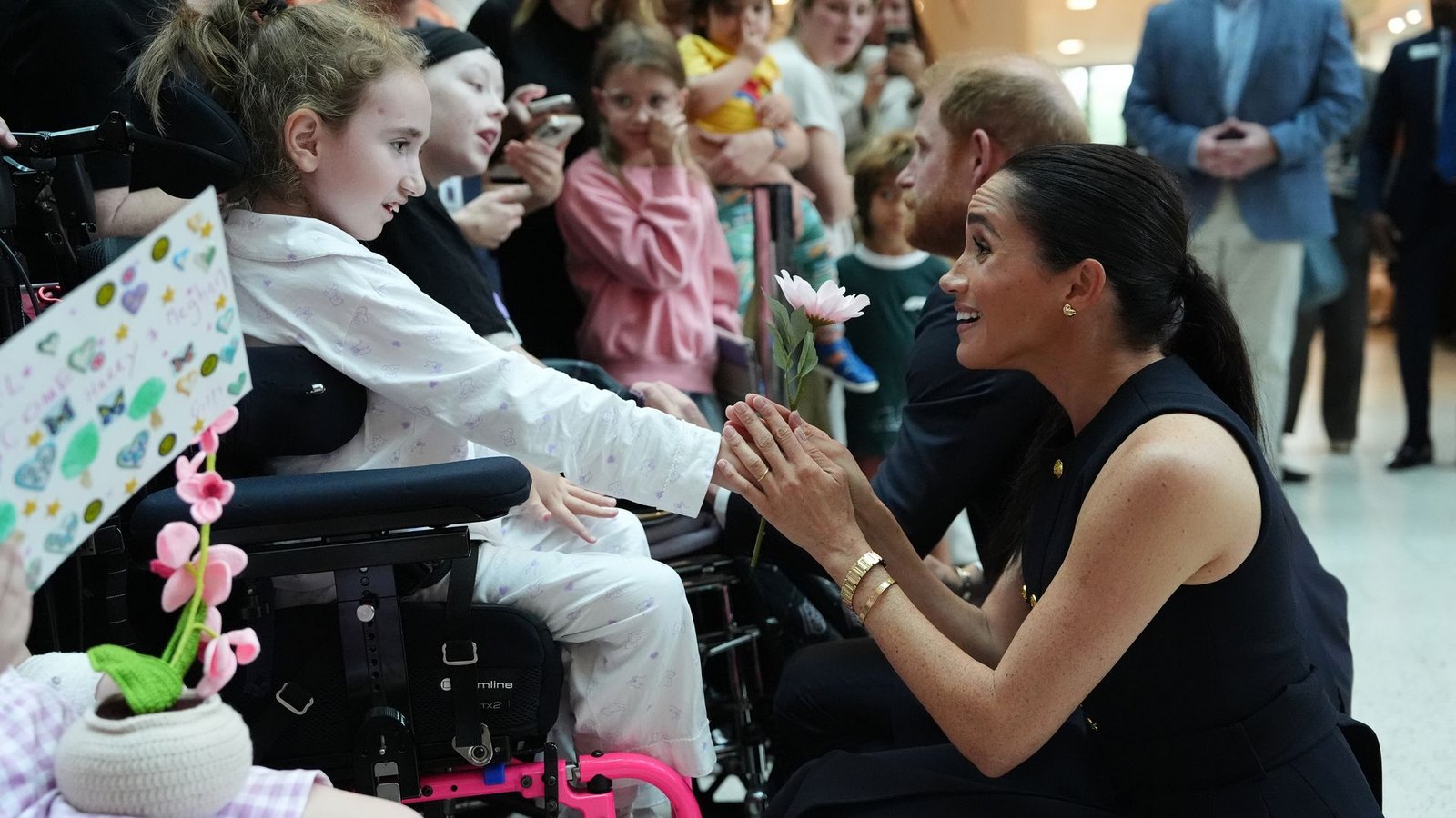 Meghan und Harry besuchten Patienten einer Kinderklinik und deren Angehörige.Foto: Jonathan Brady/PA Wire Pool/dpa