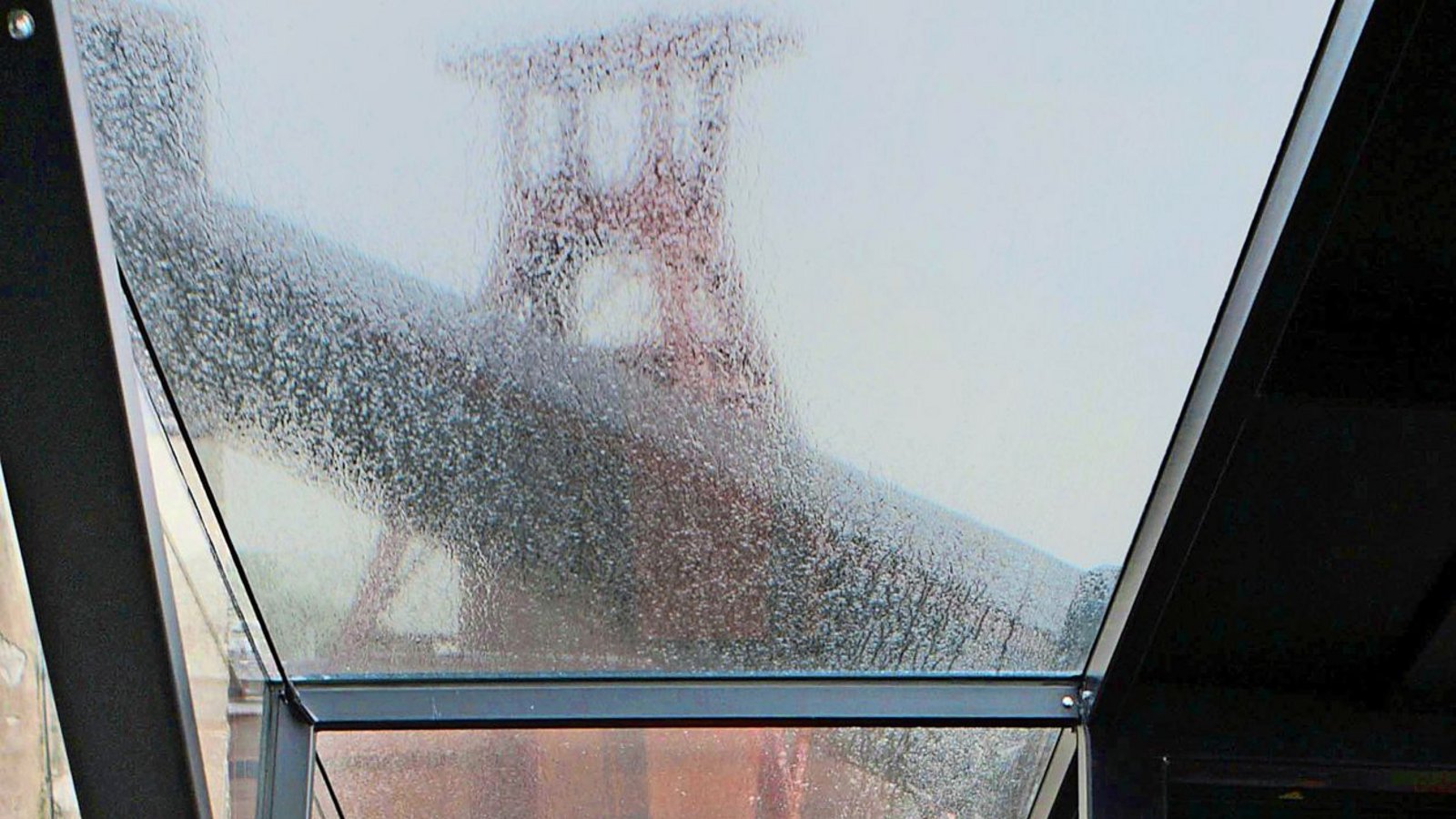 Bis zur Fertigstellung der Rolltreppe in der Elbphilharmonie war sie die längste Rolltreppe Deutschlands. Jetzt ist die 58 Meter lange Fahrtreppe auf der Zeche Zollverein in Essen lediglich die längste freistehende Rolltreppe der Republik. Sie befördert Besucher auf zwei Gangways mit je 250 Stufen 24 Meter hoch in die zum Museum umgebaute ehemalige Kohlenwäsche. Die Fahrzeit beträgt 90 Sekunden.Foto: dpa Bis zur Fertigstellung der Rolltreppe in der Elbphilharmonie war sie die längste Rolltreppe Deutschlands. Jetzt ist die 58 Meter lange Fahrtreppe auf der Zeche Zollverein in Essen lediglich die längste freistehende Rolltreppe der Republik. Sie befördert Besucher auf zwei Gangways mit je 250 Stufen 24 Meter hoch in die zum Museum umgebaute ehemalige Kohlenwäsche. Die Fahrzeit beträgt 90 Sekunden.Foto: dpa