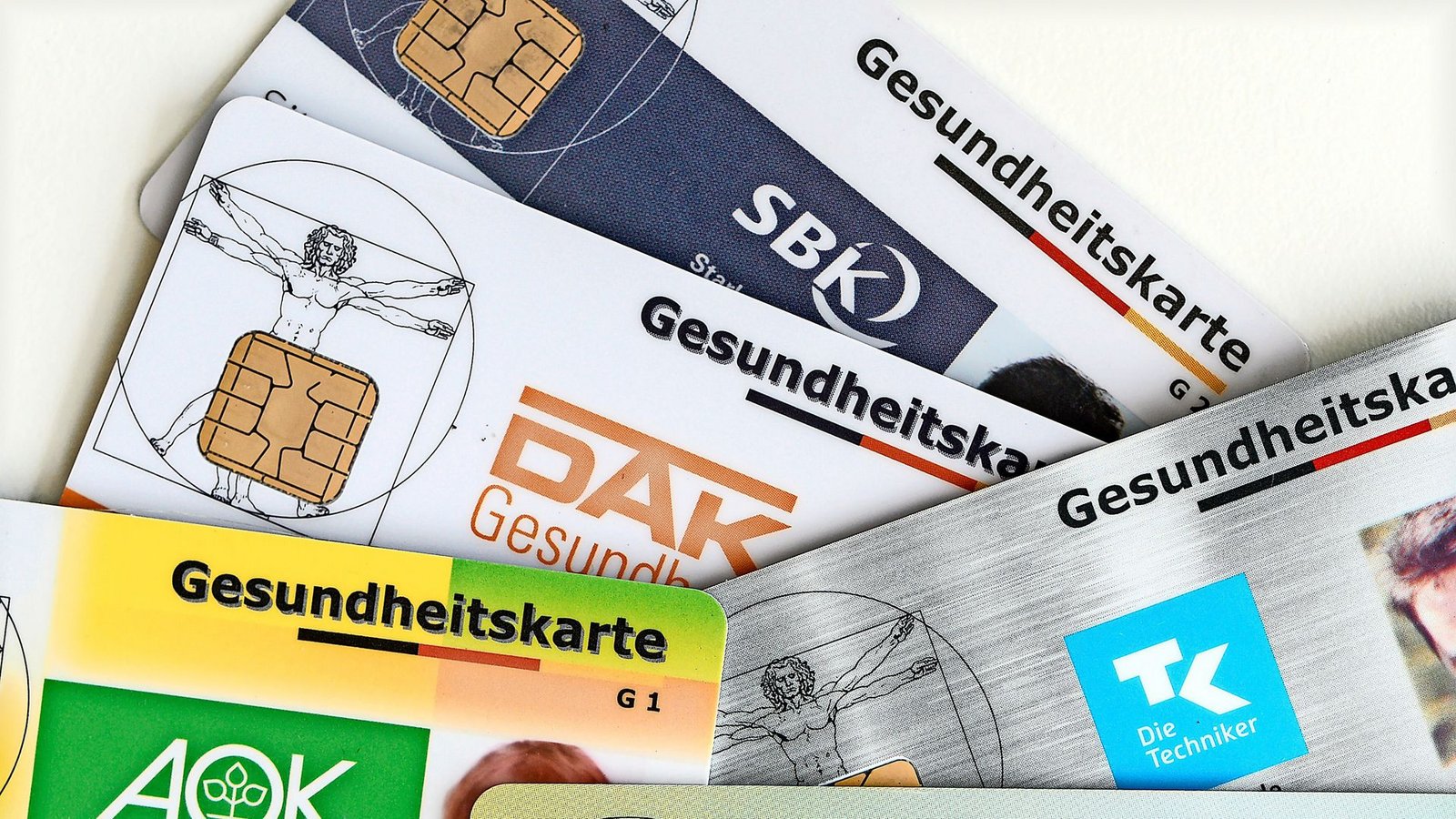 Gesundheistkarten verschiedener Krankenkassen (Symbolbild).Foto: Jens Kalaene/dpa-Zentralbild/dpa Gesundheistkarten verschiedener Krankenkassen (Symbolbild).Foto: Jens Kalaene/dpa-Zentralbild/dpa