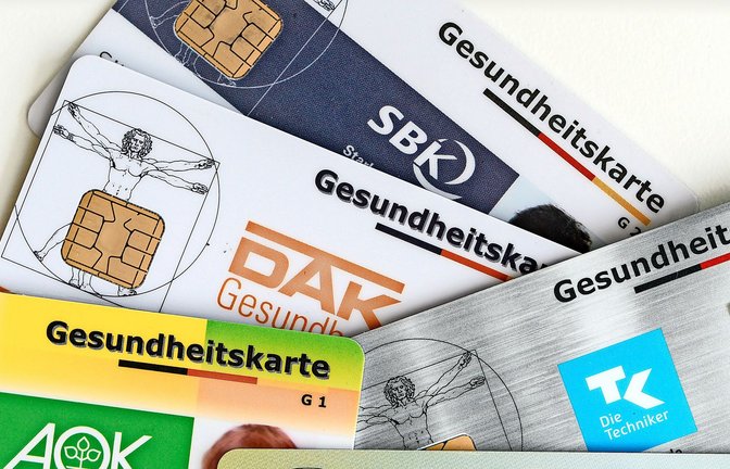 Gesundheistkarten verschiedener Krankenkassen (Symbolbild).<span class='image-autor'>Foto: Jens Kalaene/dpa-Zentralbild/dpa</span>