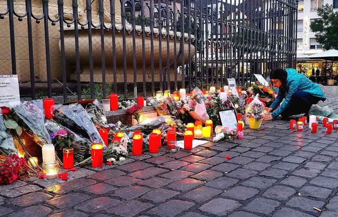 Am Tatort in Mannheim legen Passanten Blumen und Kerzen für den ermordeten Polizisten nieder.<span class='image-autor'>Foto: dpa/Dieter Leder</span>