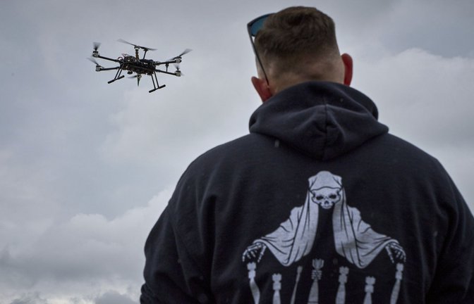 Drohnen spielen im Krieg in der Ukraine eine entscheidende Rolle. Die Entwicklung der Waffen ist rasant und stützt sich immer mehr auf den Einsatz von Künstlicher Intelligenz.<span class='image-autor'>Foto: Efrem Lukatsky/AP/dpa</span>