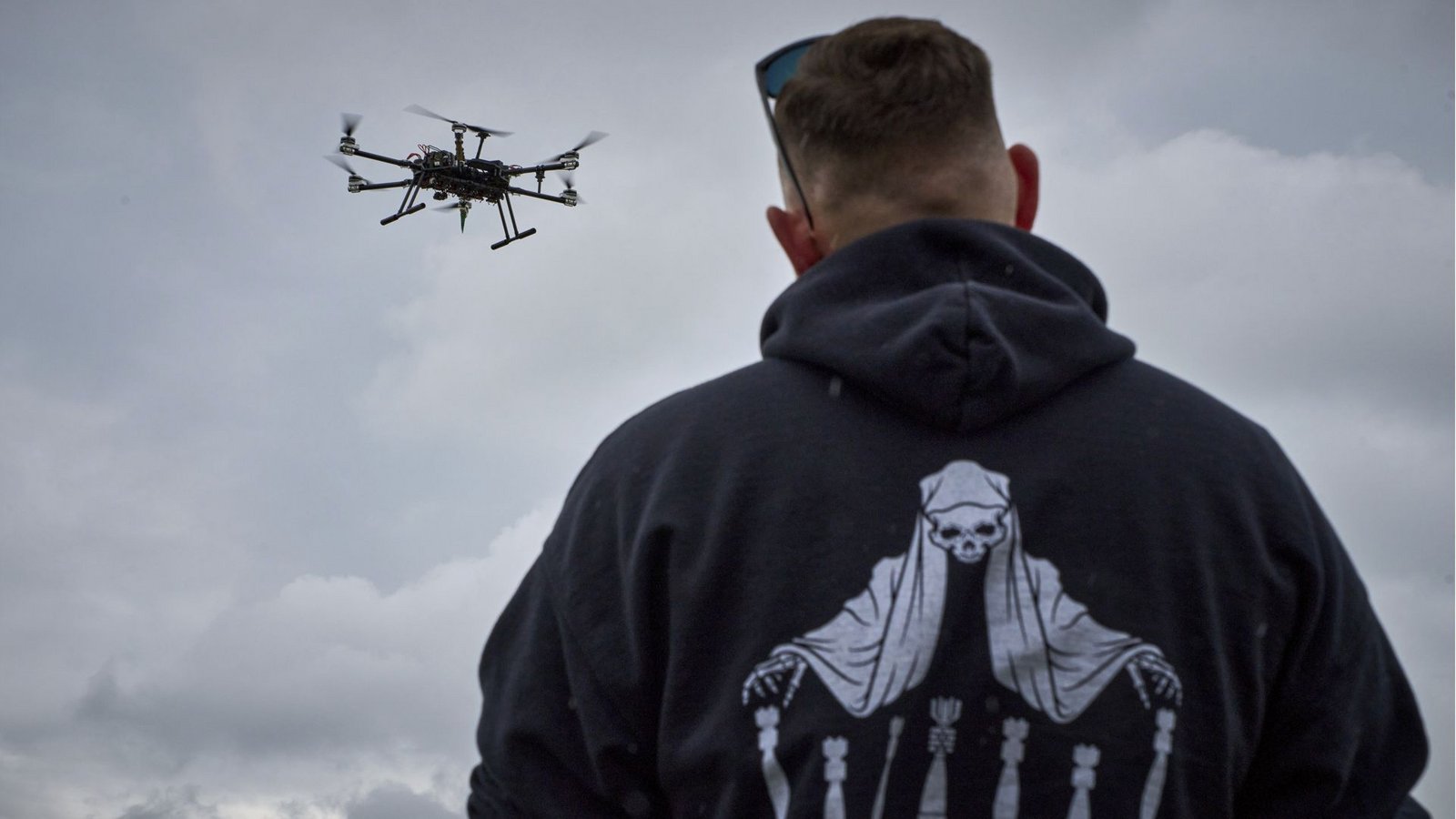 Drohnen spielen im Krieg in der Ukraine eine entscheidende Rolle. Die Entwicklung der Waffen ist rasant und stützt sich immer mehr auf den Einsatz von Künstlicher Intelligenz.Foto: Efrem Lukatsky/AP/dpa Drohnen spielen im Krieg in der Ukraine eine entscheidende Rolle. Die Entwicklung der Waffen ist rasant und stützt sich immer mehr auf den Einsatz von Künstlicher Intelligenz.Foto: Efrem Lukatsky/AP/dpa