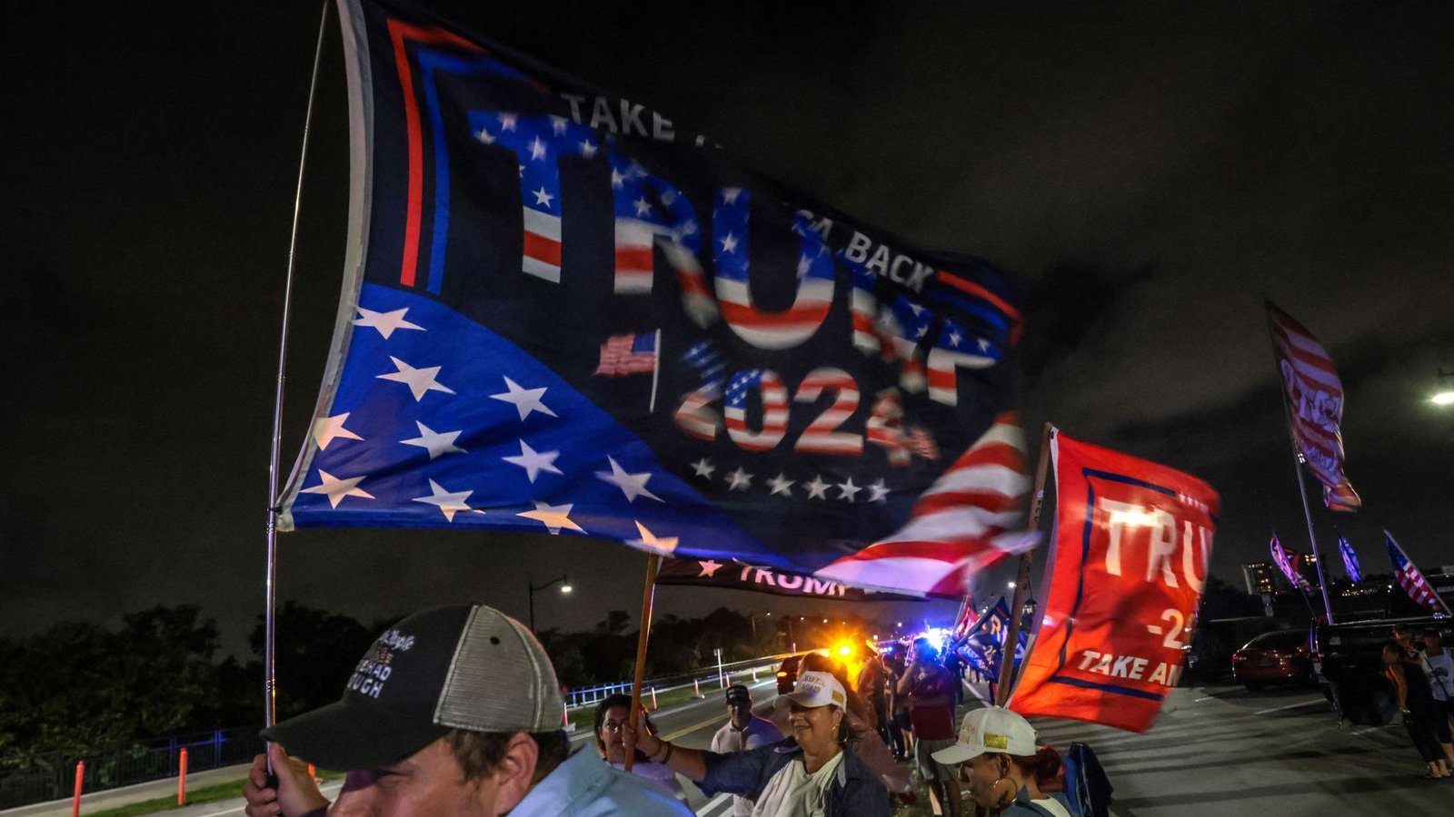 Das Accessoire des Abends: US-Flaggen vor Trumps Anwesen Mar-a-Lago in Florida...Foto: AFP/GIORGIO VIERA Das Accessoire des Abends: US-Flaggen vor Trumps Anwesen Mar-a-Lago in Florida...Foto: AFP/GIORGIO VIERA